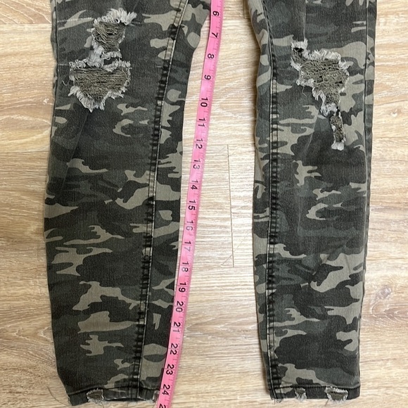 VANILLA Star Distressed Camouflage Skinny Jeans - Picture 7 of 9